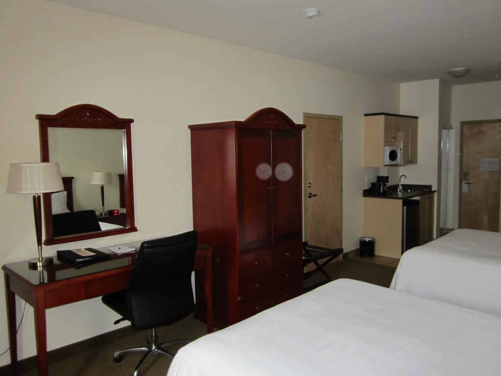 Trend Mountain Hotel & Conference Centre Tumbler Ridge الغرفة الصورة