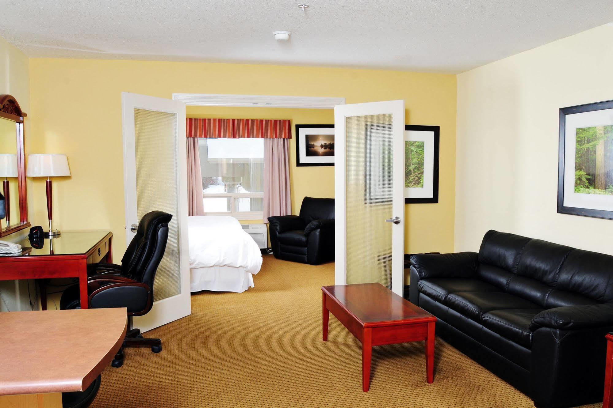 Trend Mountain Hotel & Conference Centre Tumbler Ridge الغرفة الصورة