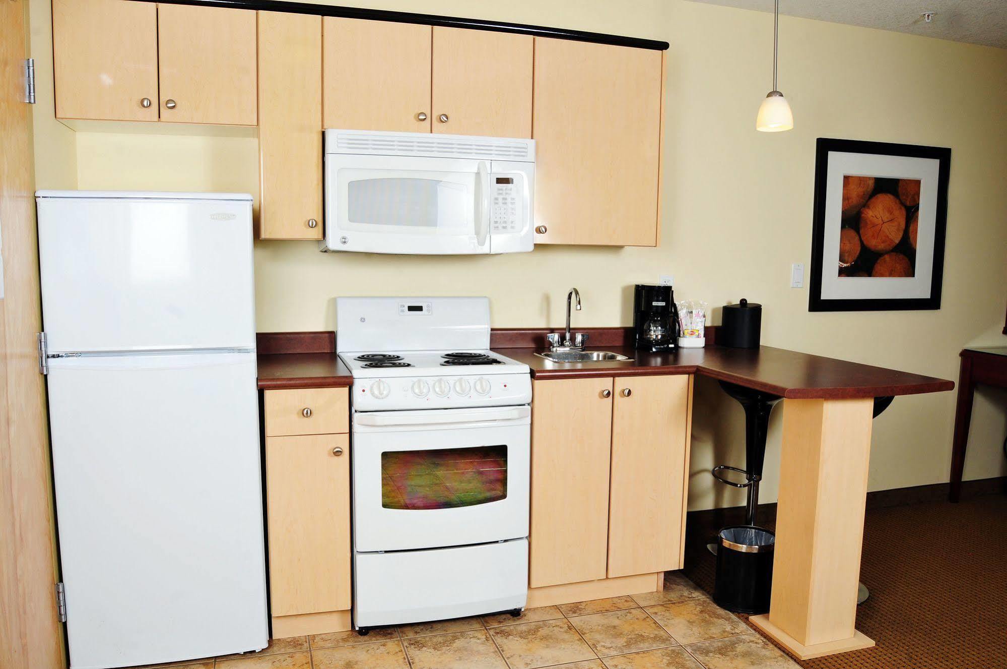 Trend Mountain Hotel & Conference Centre Tumbler Ridge الغرفة الصورة